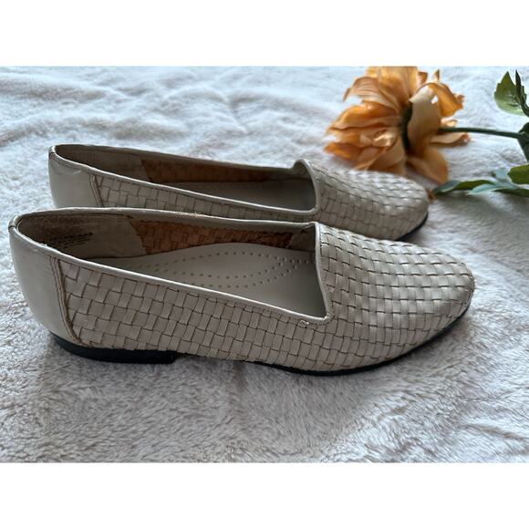 Trotters Cream Flats Size M - Picture 1 of 6